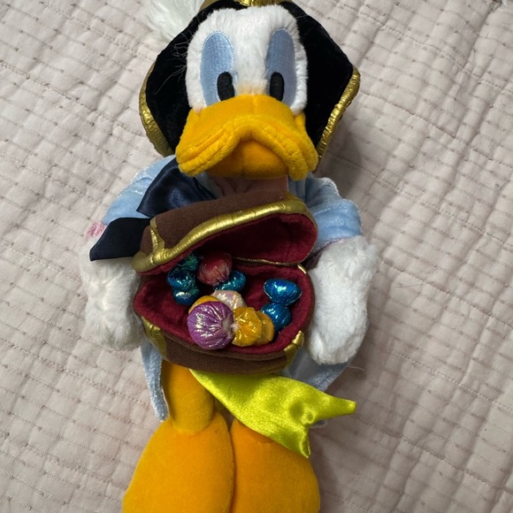 Disnet Theme Parks DONALD DUCK PIRATES of the CARIBBEAN 9" Sitting Pirate Plush - Picture 7 of 7